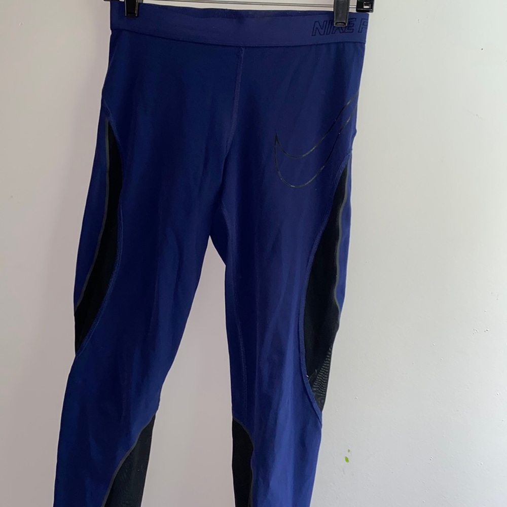 Nike Pro HYPERCOOL Athletic Capri Leggings